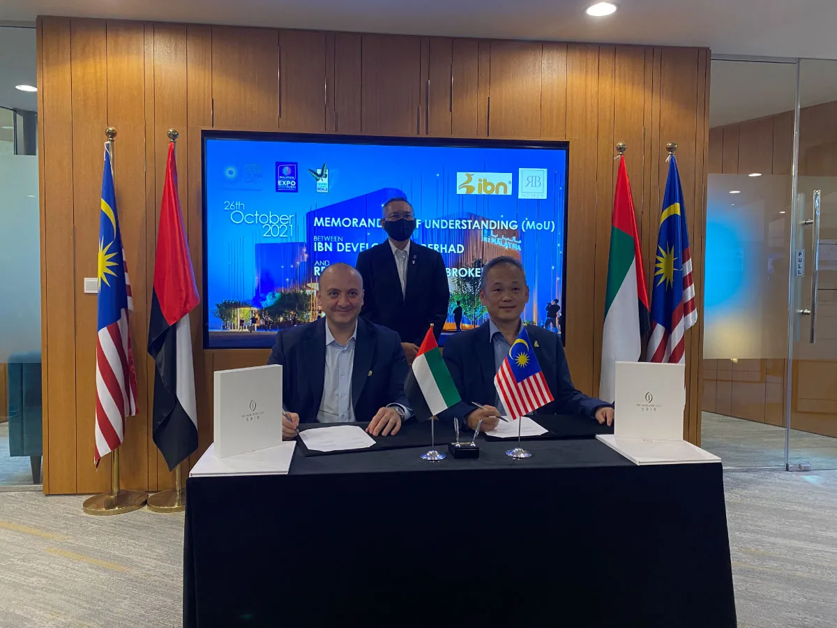 Ossama Alasmar and a representative of IBN sign the partnership, Expo 2020 Dubai